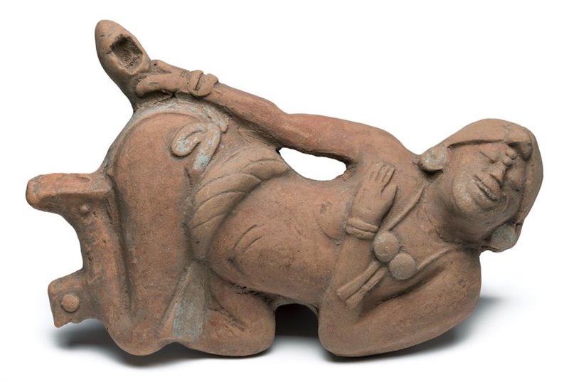 ceramica-maya-hallada-en-guatemala-que-representa-a-un-hombre-aplicandose-un-enema-ritual_3bcbbcee_800x534