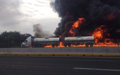 Explota PIPA sobre autopista La Tinaja-Veracruz