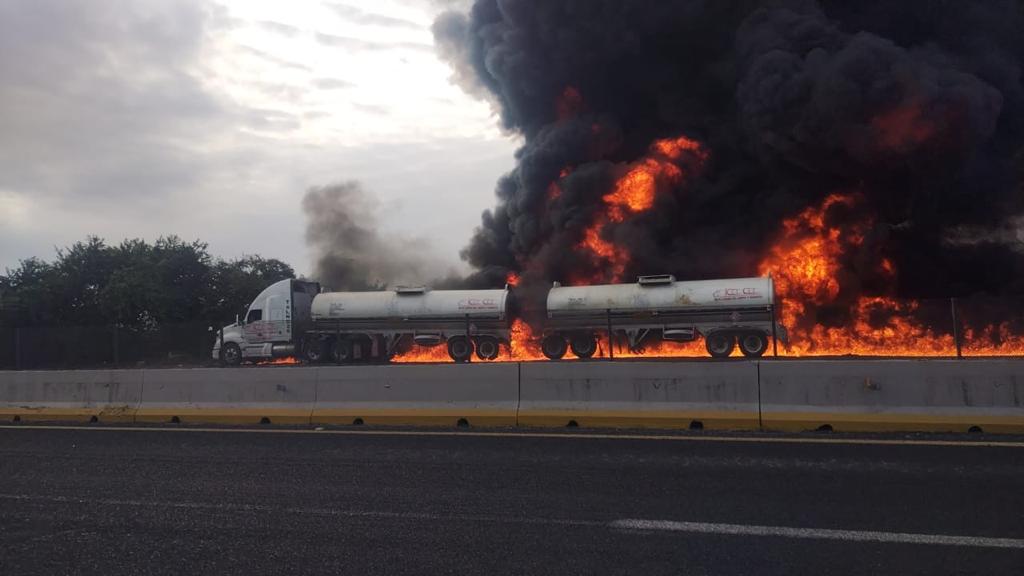 Explota PIPA sobre autopista La Tinaja-Veracruz
