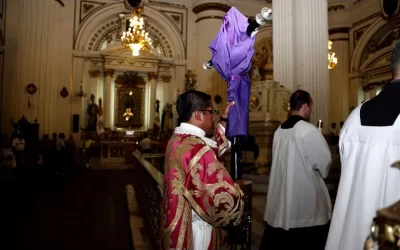 ¿Por qué se cubren los santos durante la Semana Santa?