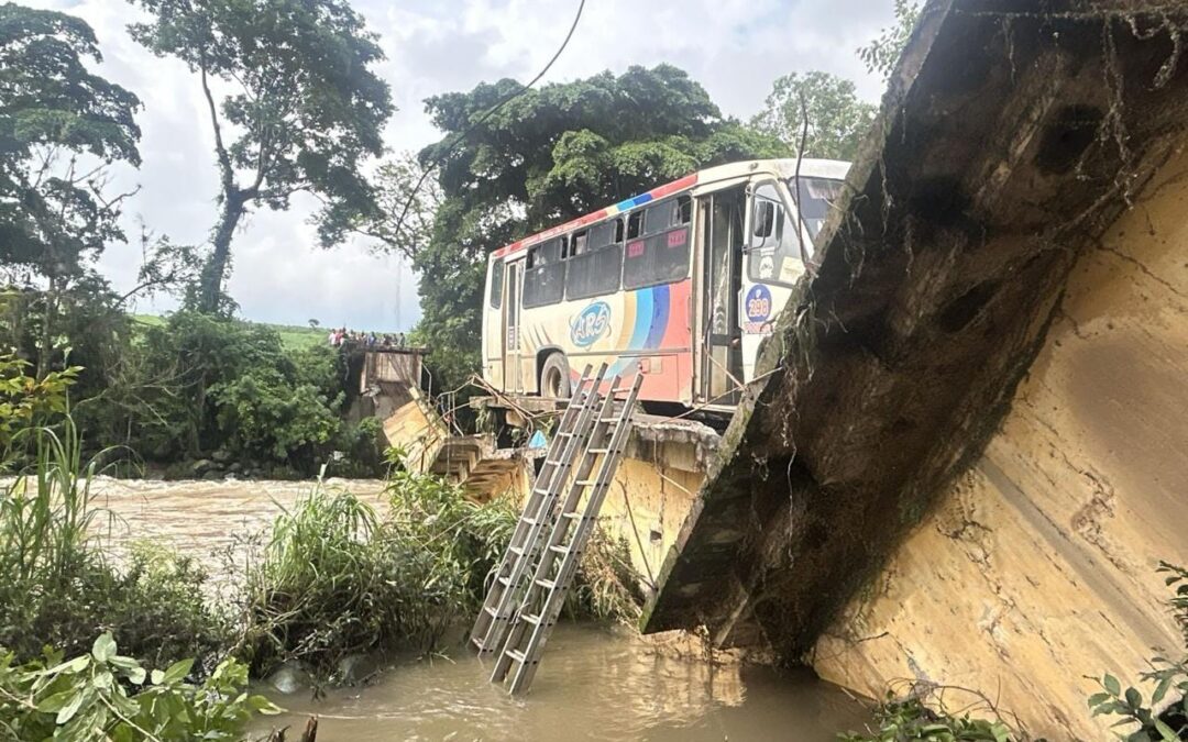 Se cae un PUENTE en Omealca Veracruz