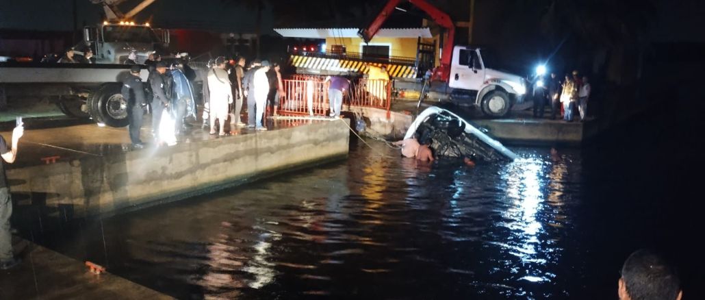 Trágico accidente en Coatzacoalcos: siete jóvenes fallecen tras caer camioneta al río