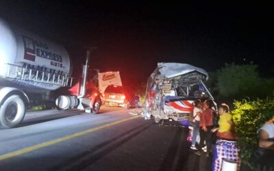 Choque entre dos autobuses deja 12 lesionados en Alvarado